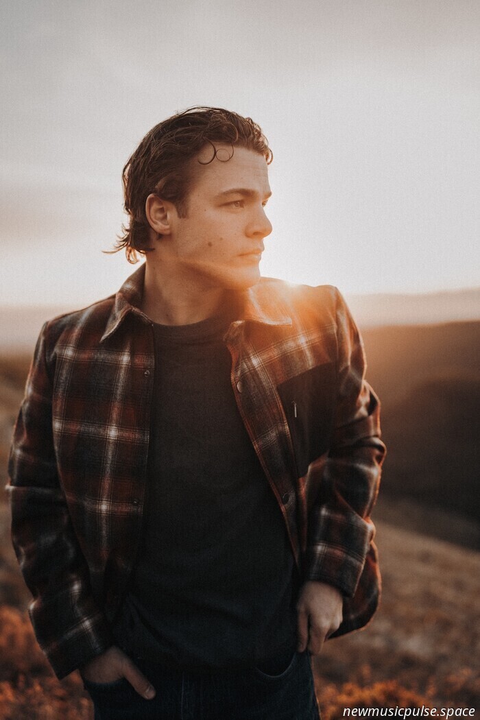 Intervista: Max McNown ha preso la strada più lunga per Nashville — e il percorso panoramico si vede in 'Night Diving (The Cost of Growing Up)' - Atwood Magazine