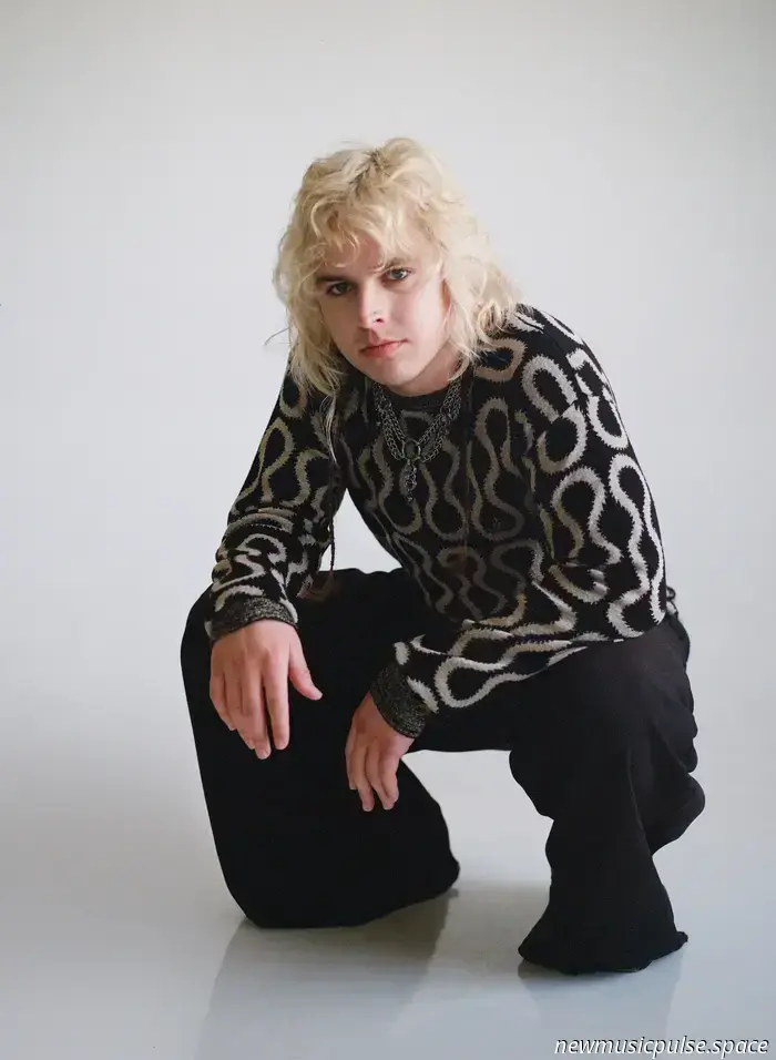 Пошлый, дымный, веселый и свободный: Mothé переопределяет поп в «Total Popstar», их дерзком и неприукрашенном втором студийном альбоме — Atwood Magazine