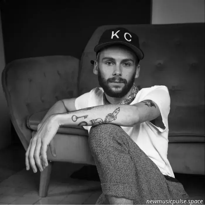 Estreno: Jackson Scribner encuentra consuelo nocturno en “Mr. Moon”, una canción confesional de indie folk inquietante - Atwood Magazine