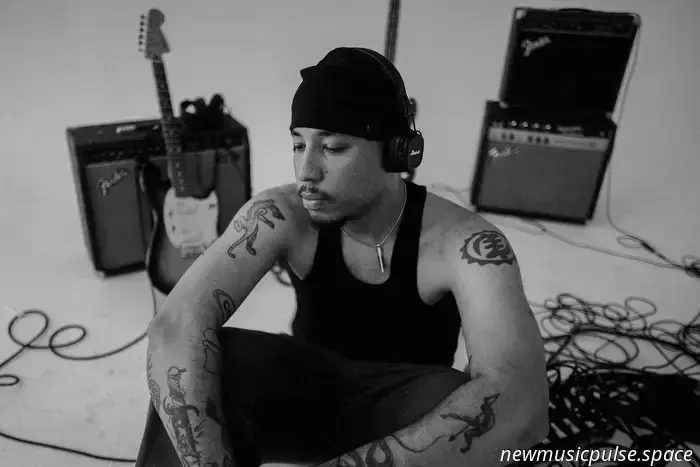 „Roh, experimentell und definitiv“: Low.bō debütiert mit einer gezeichneten, intimen Alt‑R&B-Abrechnung auf ‚husk‘ – Atwood Magazine