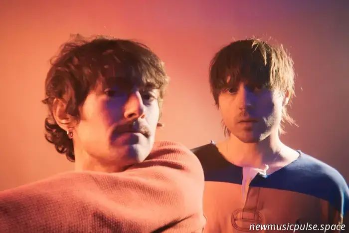 „Das wird nicht ewig dauern“: joan umarmt Vergänglichkeit, Schöpfung und die Schönheit des Lebens im Graubereich auf ihrem filmischen zweiten Album – Atwood Magazine