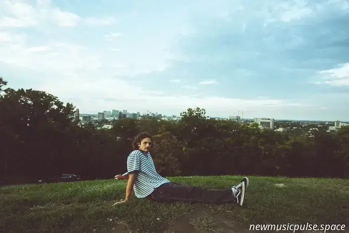 Intervista: Evan Honer riflette su «Everything I Wanted» e su come trovare la gioia sulla strada aperta - Atwood Magazine