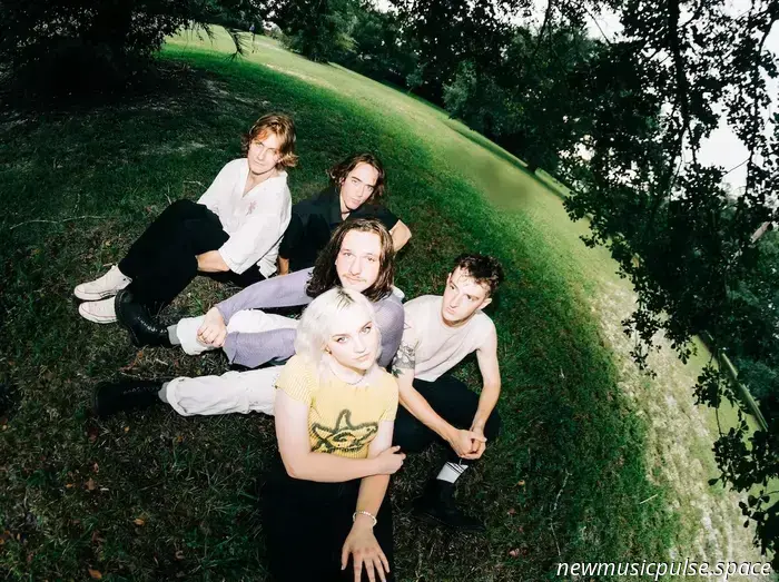 Caratteristica: "Burnout Days" di flipturn diventano sogni febbrili e commoventi sulla loro seconda raccolta - Atwood Magazine