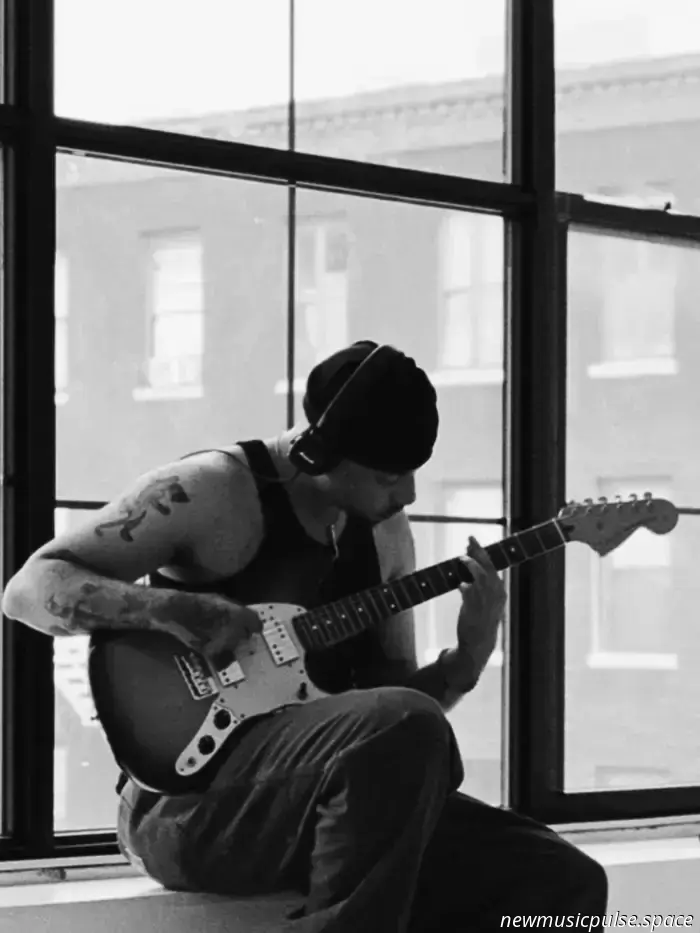 „Roh, experimentell und definitiv“: Low.bō debütiert mit einer gezeichneten, intimen Alt‑R&B-Abrechnung auf ‚husk‘ – Atwood Magazine