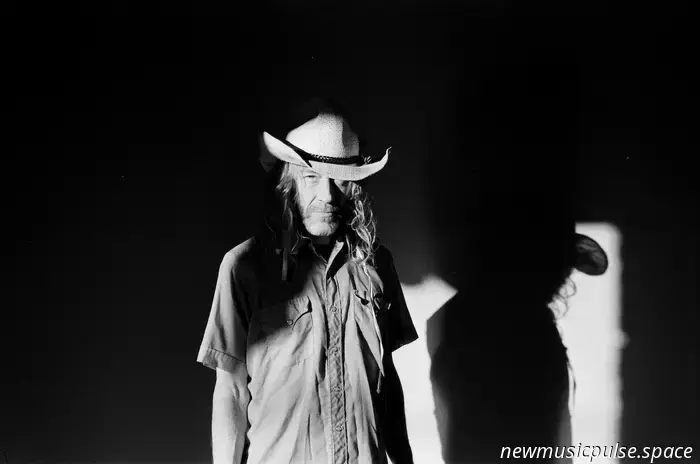 "Nessuno di noi è libero finché tutti noi non siamo liberi": Rick Alverson & Emilie Rex sulla realizzazione di "Passages: Artisti in solidarietà con immigrati, rifugiati e richiedenti asilo" - Atwood Magazine