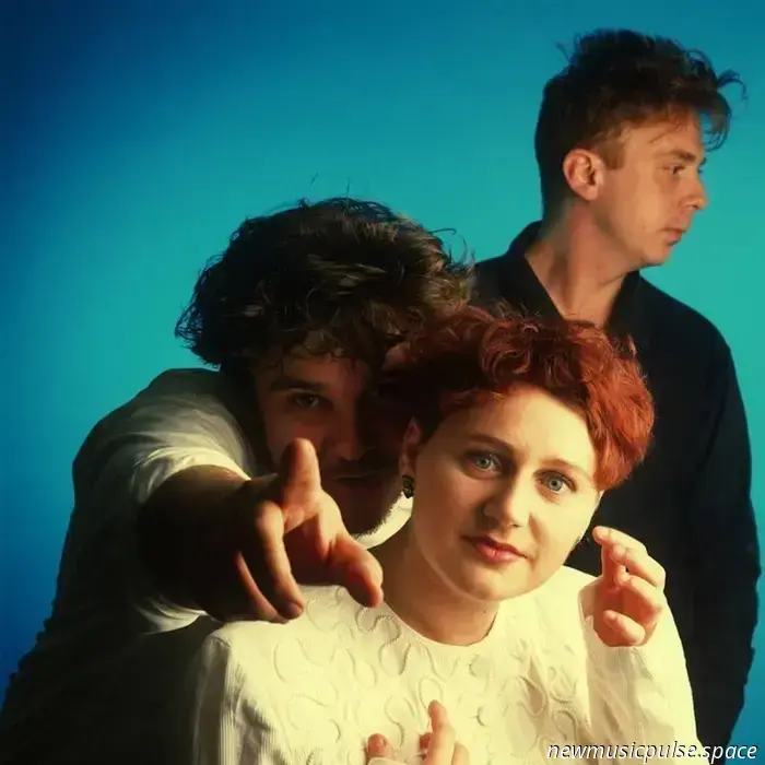 Musik & Städte: „Victorialand“ der Cocteau Twins in Syrakus - Atwood Magazine