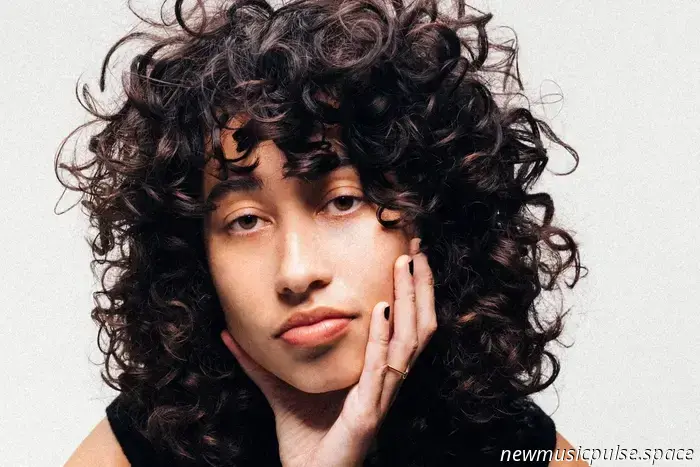 Towa Bird’s „FML“ ist eine queere Hymne, die lacht, liebt und in Farben blutet - Atwood Magazine
