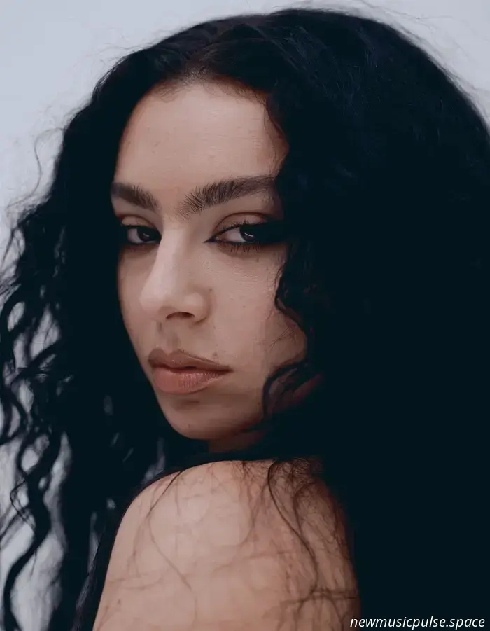 "Party 4 u" de Charli xcx: La Canción Que Esperaba ser Amada Finalmente Recibe Atención - Atwood Magazine