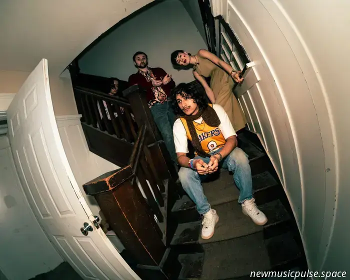 Schauspielerin präsentiert ihre neueste Single 'Chances'.