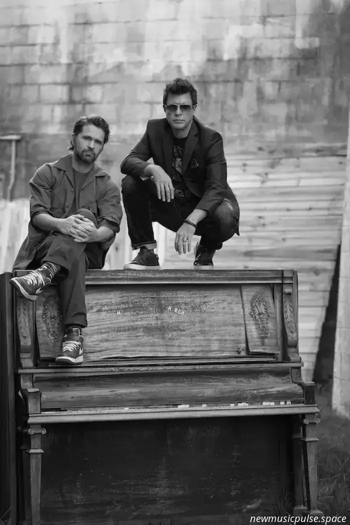 Bonneville interprète la chanson de Led Zeppelin « Ten Years Gone ».
