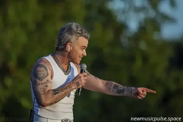 Robbie Williams retrasó su álbum para evitar una batalla en las listas con Tayler Swift