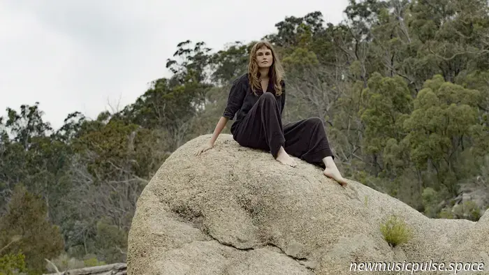 «The Heart Knows»: Изабель Рамбл мягко принимает перемены в своём втором альбоме «Hold Everything Lightly» — Atwood Magazine