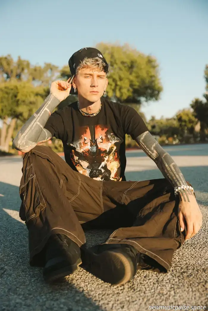 MGK combina colmillos con sentimientos en el enérgico himno pop-punk "Vampire Diaries" - Atwood Magazine