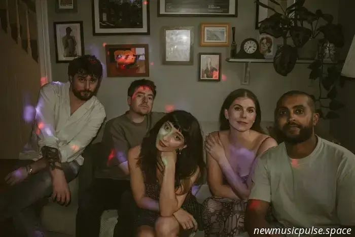 «Mantén esto cerca de tu corazón»: La artista emergente de Liverpool, Hushtones, brilla con armonía, calidez y luz - Atwood Magazine