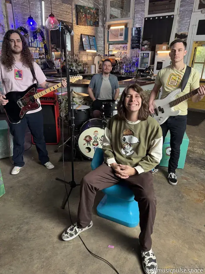 Entrevista: Los nativos de Nueva Orleans Neutral Snap desatan un aura pop-punk adictiva con "Danny ACOG" - Atwood Magazine
