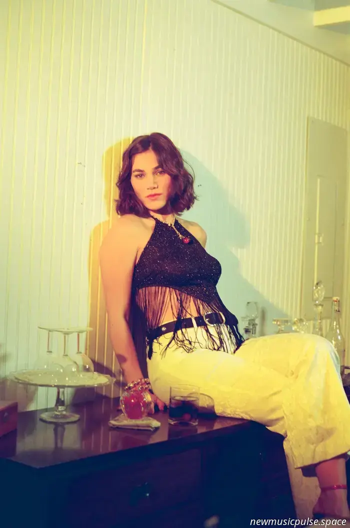 Interview: Clover County über die „feineren Dinge“, das Romantisieren des Lebens und das Wiederentdecken ihrer Verspieltheit - Atwood Magazine