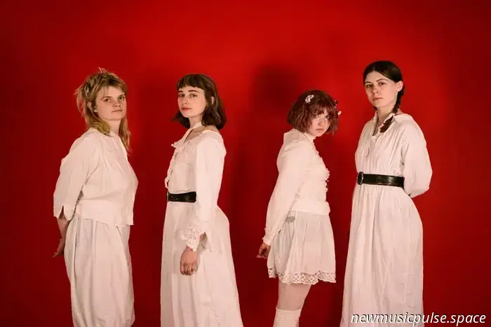 The New Eves kündigen Debütalbum 'The New Eve Is Rising' neben zwei neuen Singles an
