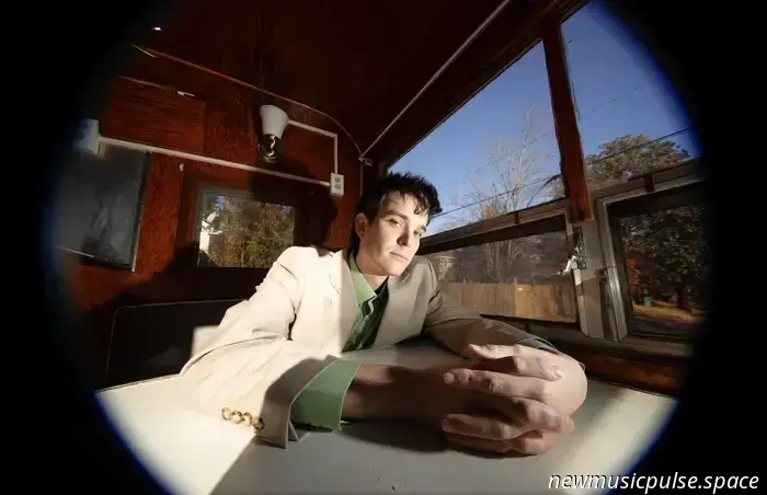 Freiheit und gefallene Engel: Reise in die Welt von Wes Parkers 'fantom' - Atwood Magazine