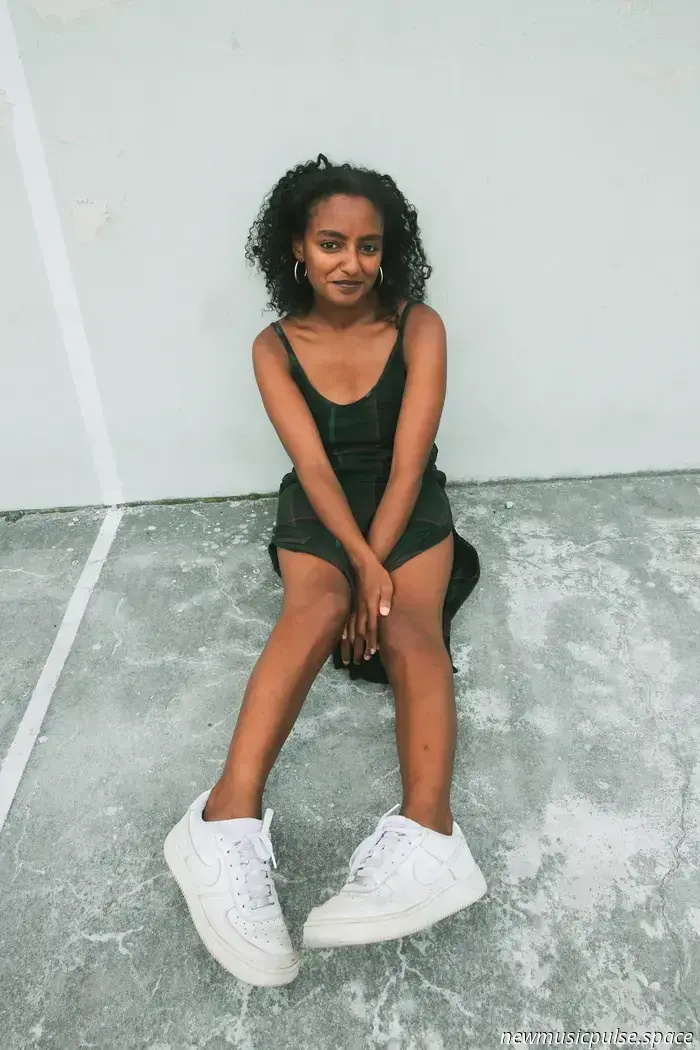 Aïda Mekonnen Caby debutó con una intimidad soñadora y una reverie islandesa en “The Glow”, una impresionante introducción de folk independiente - Atwood Magazine