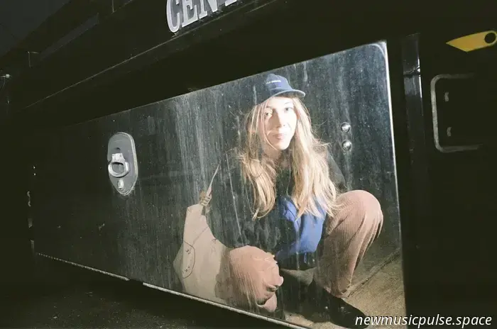 „Du hast mich als nett abgestempelt“: Ski Team setzt sich auf „Santa“ mit Verlangen, Zurückhaltung und der Gnade von Grenzen auseinander – Atwood Magazine