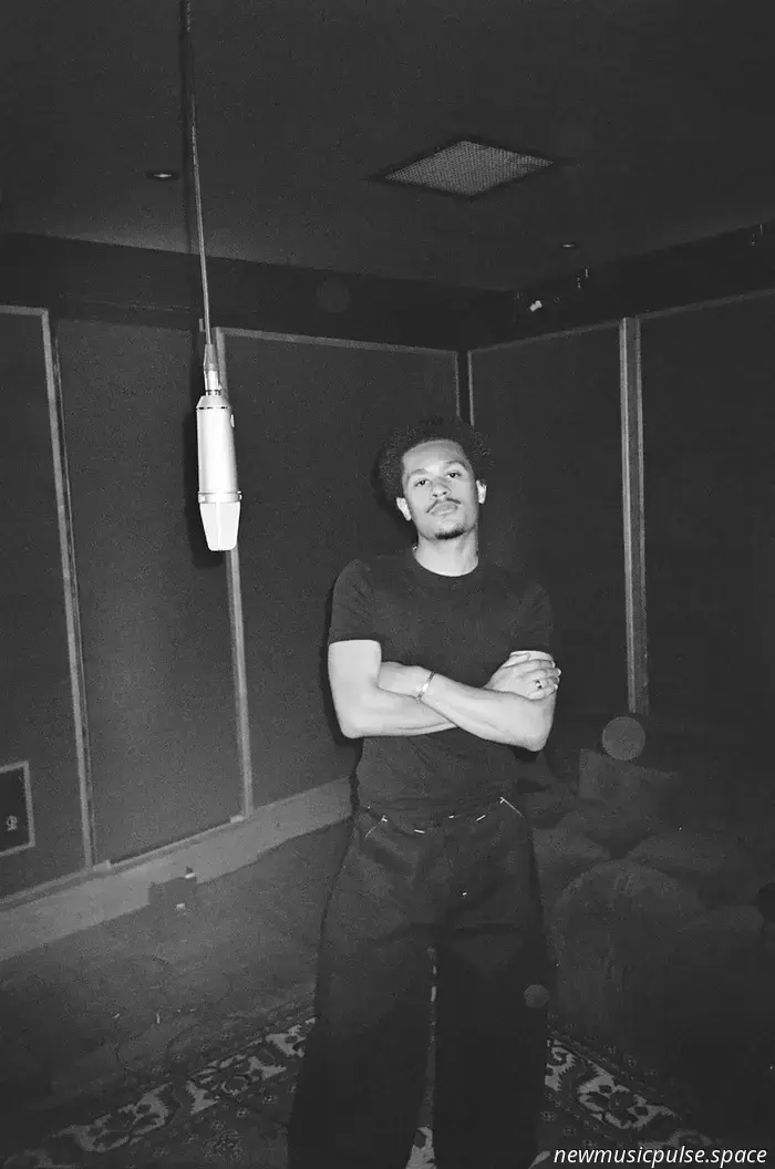 Künstler im Blick: Arno Sacco findet Stärke in Stille und Verletzlichkeit auf seinem seelenbewegenden Debüt „Blue Boy“ - Atwood Magazine