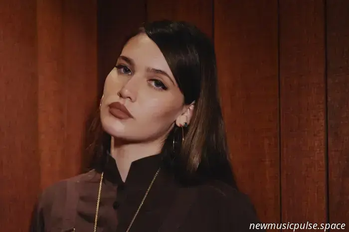 Интервью: Сиенна Спиро о “Полиции грез”, славе TikTok и создании музыки, которая безоговорочно принадлежит ей - Журнал Atwood Magazine