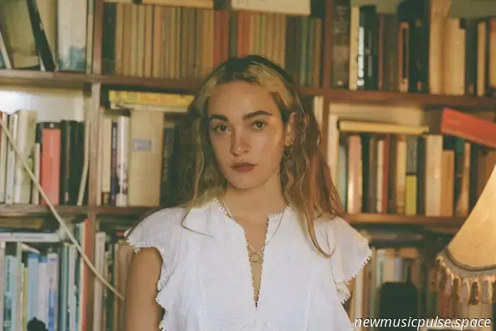 “Lehn dich zurück, Baby, lass es los”: néomí umarmt die Kunst des Loslassens in einem seelenbewegenden Mantra der Sanftheit, Hingabe und Selbstliebe - Atwood Magazine