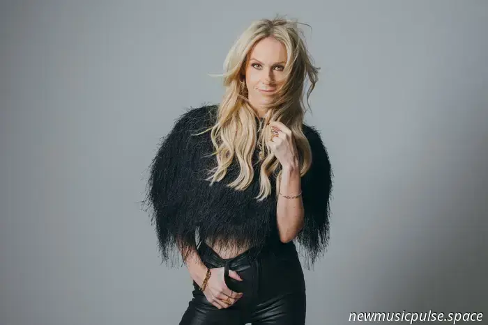 Von den Schatten ins Rampenlicht: Laura Evans’ „Out of the Dark“ strahlt hell - Atwood Magazine