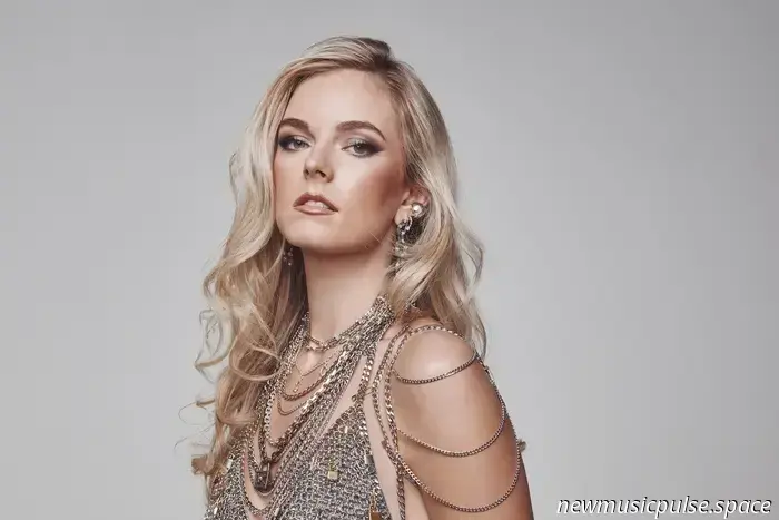 Karley Scott Collins bringt mit der Debüt-LP „Flight Risk“ einen neuen Sound nach Nashville - Atwood Magazine