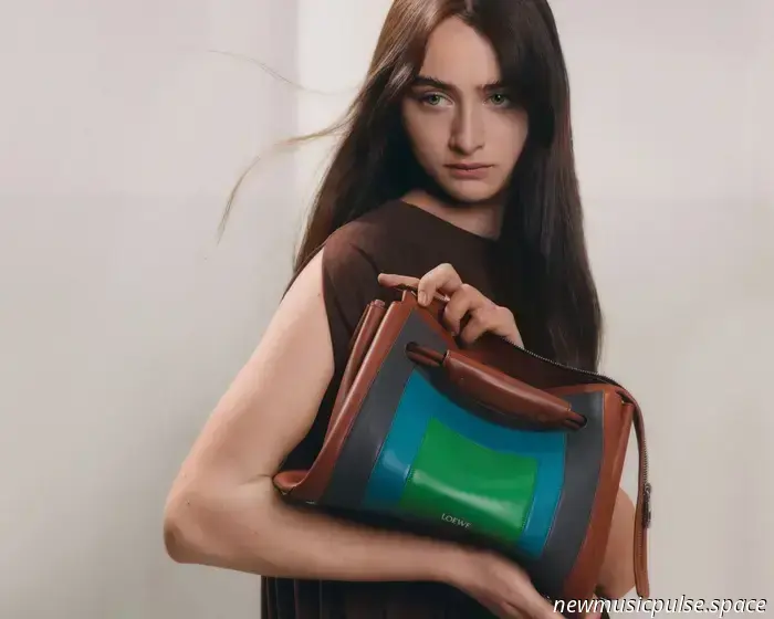 Raffey Cassidy, Felix Kammerer, Lesley Manville e Jiang Qiming sono le stelle della collezione autunno/inverno di LOEWE