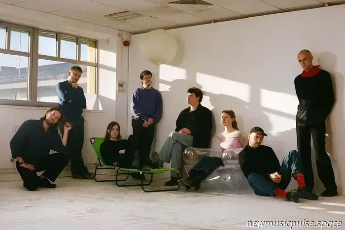 El grupo londinense de ocho integrantes caroline ha compartido 'caroline 2 deluxe', una edición ampliada de su segundo álbum semi-autotitulado (publicado originalmente en mayo) que presenta siete temas nuevos que han descrito como "primeras iteraciones de las canciones publicadas en 'caroline 2'." De estos nuevos lanzamientos, la banda ha dicho: "Siempre nos ha encantado la calidad de las grabaciones con teléfono y micrófono portátil: tanto lo casual e informal que resultan, como también porque tienden a capturar interpretaciones más libres y exploratorias en esa preciosa etapa de composición, antes de que una canción se compacte en algo sólido. Parece que en estas grabaciones hay casi algo misterioso en funcionamiento que nunca puede ser replicado ni imitado.

"Además de las demos 'When I get home' y 'Song two', la pista final del lanzamiento —'greek2go'— también es una grabación con teléfono. Fue grabada en lo que entonces era la carcasa vacía de una antigua dark kitchen griega, pero que desde entonces se ha convertido en nuestro estudio —y es una improvisación con tres guitarras y voces en una sala vacía y reverberante. Nunca entró en el álbum, pero es una pieza musical de la que estamos realmente orgullosos." Encuentra la lista completa de canciones de 'caroline 2 deluxe' y mira el nuevo vídeo en vivo de la banda para 'Two riders down' a continuación.

Lista de canciones de 'caroline 2 deluxe':
1. _you never really get that far_ (versión de Coldplay)
2. if you let them i’ll let them
3. U R UR ONLY ACHING (demo)
4. When I get home (demo)
5. Before you get home from the club bathroom
6. MCJ 19_05_23 _not to be unkind #2
7. greek2go