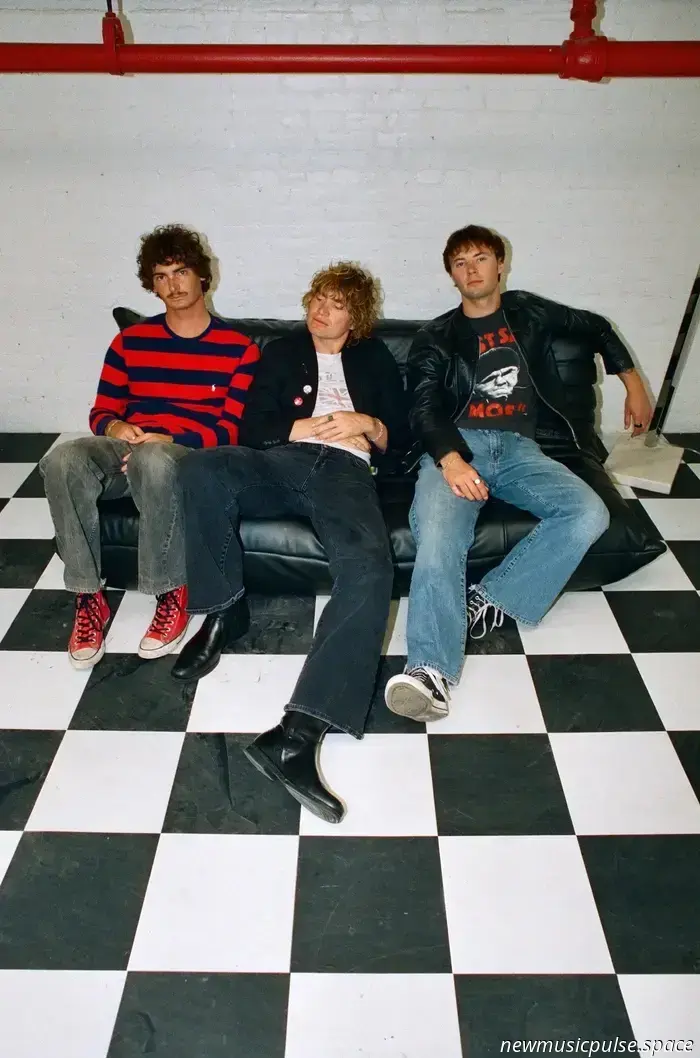 Interview: Sun Room aus Kalifornien finden Zusammenhalt im Chaos - Atwood Magazine