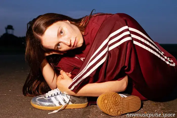 Sigrid kündigt ihr drittes LP „There’s Always More That I Could Say“ an.