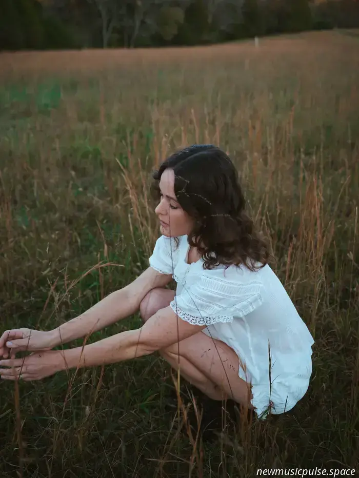 Entrevista: Jillian Jacqueline crea un mundo íntimo en ‘MotherDaughterSisterWife’ - Atwood Magazine