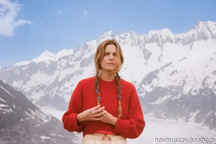 “È solo il ritmo della vita”: Lydia Luce scala montagne di dolore, pace interiore e maternità in 'Mammoth' - Atwood Magazine