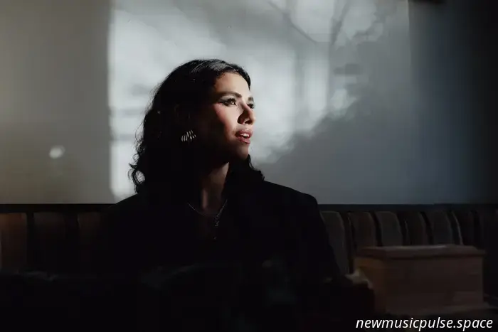 Charlotte OC enciende las cenizas con "Cider and Black" - Atwood Magazine
