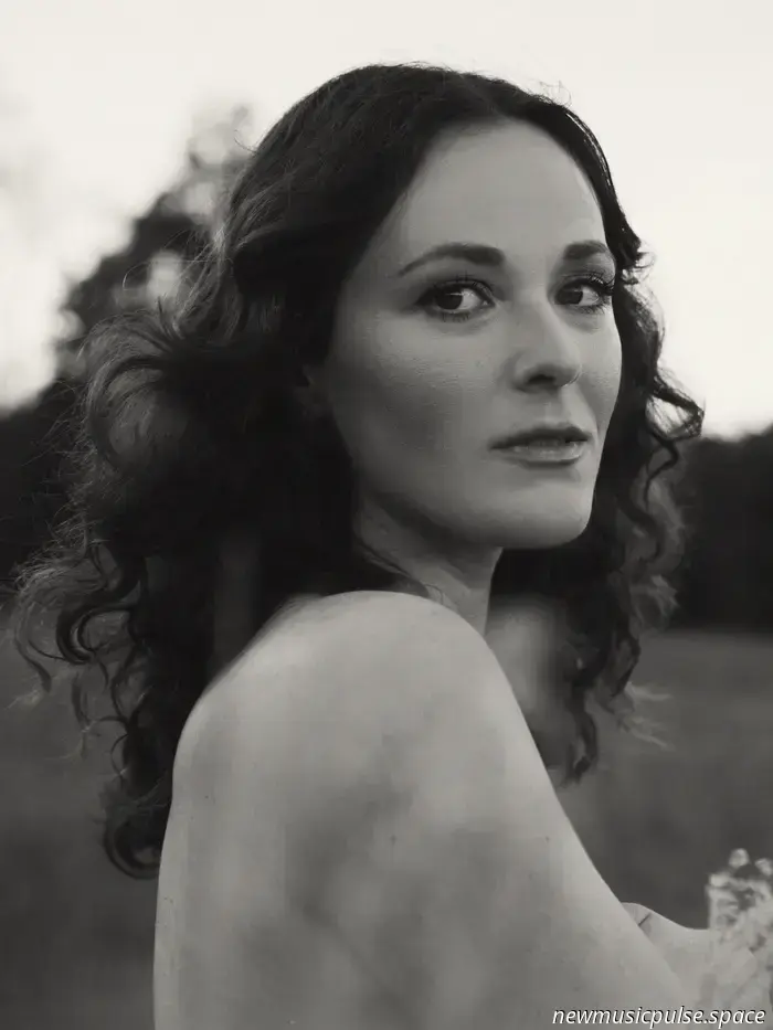 Entrevista: Jillian Jacqueline crea un mundo íntimo en ‘MotherDaughterSisterWife’ - Atwood Magazine