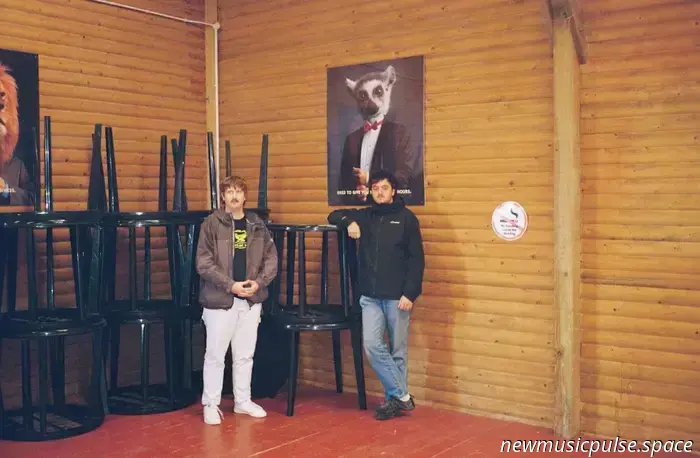 Перед их полностью распроданным туром по Великобритании...

05 · 11 · 2025

Бристольские альтернативные поп-шутники Getdown Services поделились новым синглом «Don’t Cheese Me Off».

Группа — культовое явление: два друга, сочиняющие экстравагантные песни, которые с каждым релизом, кажется, взрывают интернет. Полный тур по Великобритании запланирован на эту осень; Getdown Services привезут свои проказы на площадку недалеко от вас.

Все билеты распроданы; в списке дат есть два родных концерта в Trinity Centre в Бристоле — пара выступлений, которые, несомненно, будут бурным весельем.

Новый сборник «Crumbs 2» уже вышел: в него вошли демо, редкости и би-сайды, где Джош Лоу и Бен Сэдлер показывают разные стороны своего творческого мира.

«Don’t Cheese Me Off» — главный хит; сингл — чистое безумие от начала до конца — освежающе ненапыщенный, вы можете послушать его ниже.

Фото: Сион Маршалл-Уотерс

—

Присоединяйтесь к нам на WeAre8, где мы вникаем в глобальные культурные события. Подписывайтесь на Clash Magazine ЗДЕСЬ, когда мы беззаботно перескакиваем между клубами, концертами, интервью и фотосъёмками. Получайте закулисные эксклюзивы и взгляд на наш мир по мере того, как разворачиваются все веселье и мероприятия.

Подпишитесь на рассылку Clash, чтобы получать самые свежие новости о музыке, моде и кино.