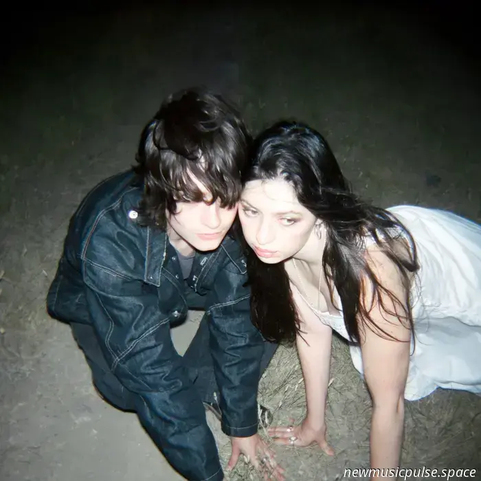 „We Were Never the Same“: Das Indie-Rock-Duo Witch Post umarmt Unbehagen, Mythos und Verwandlung auf „Changeling“