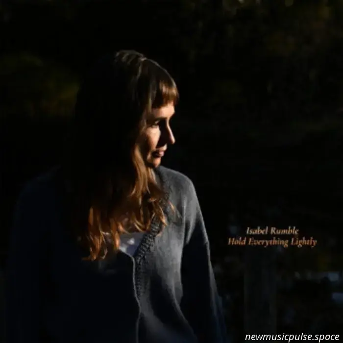 «The Heart Knows»: Изабель Рамбл мягко принимает перемены в своём втором альбоме «Hold Everything Lightly» — Atwood Magazine