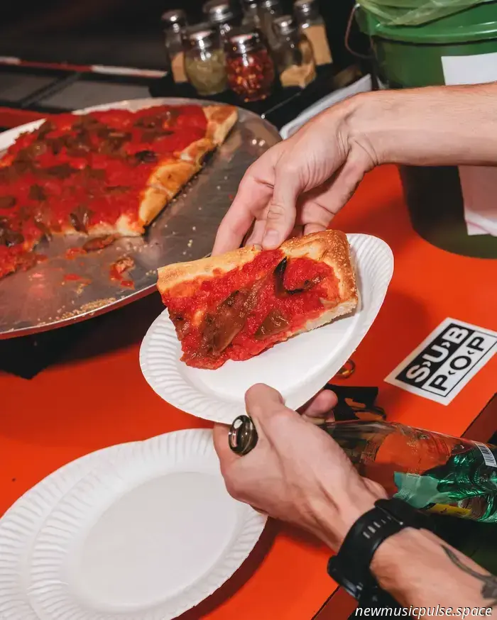 Hannah Jadagu vereint Zärtlichkeit und Groove beim „The Wild Honey Pie Little Pizza Party“ – Atwood Magazine