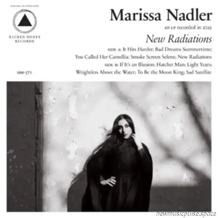 Interview: Marissa Nadler findet Kraft in Zurückhaltung auf „New Radiations“ - Atwood Magazine