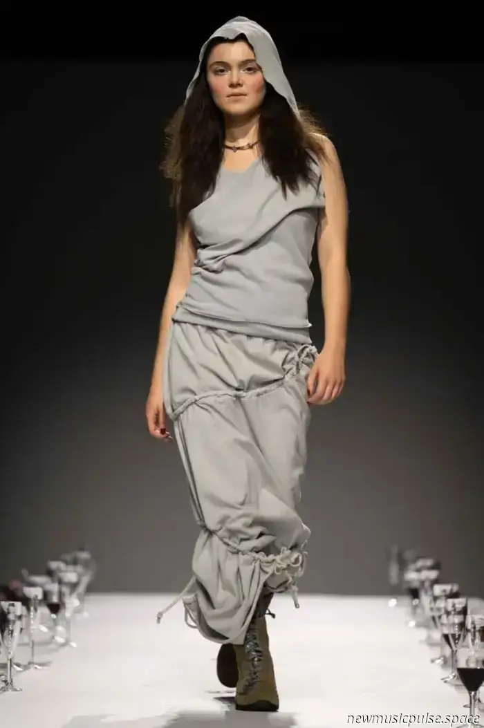 Live stream Jonathan Anderson's debut collection for Dior womenswear.