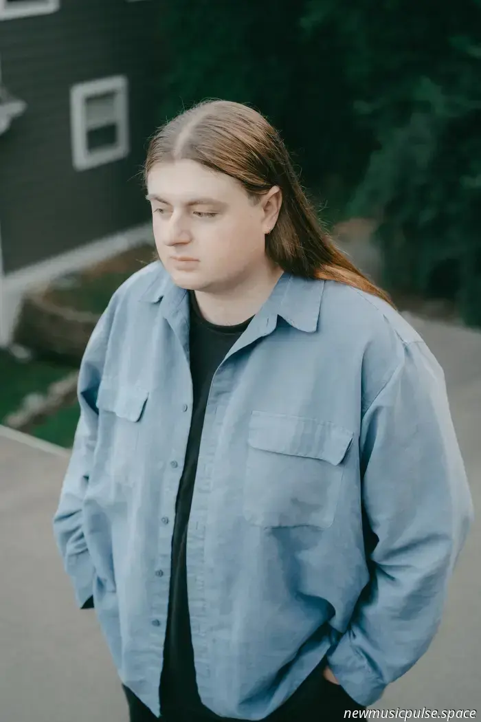 Intervista: Joelton Mayfield si confida su ‘Crowd Pleaser’, una testimonianza della vera amicizia e un'incredibile genesi del doloreIntervista: Joelton Mayfield si confida su ‘Crowd Pleaser’, una testimonianza della vera amicizia e un'incredibile genesi del dolore - Atwood Magazine