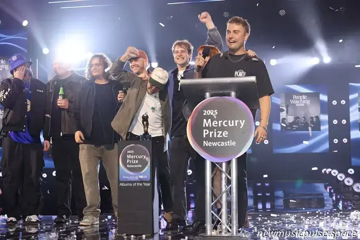 Sam Fender gewinnt den Mercury Prize 2025 für „People Watching“.