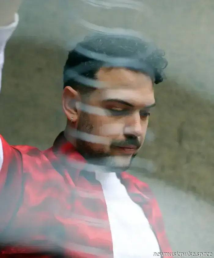 «Sitting By The Phone» de Morgan Hislop tiene un aire despreocupado.