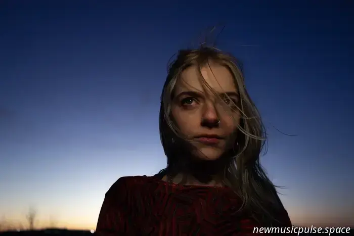 Premiere: JULESY entfacht jugendliches Chaos und emotionale Auseinandersetzung in „Blue Lie“, einem verträumten, filmischen Highlight des Debüts 'Flip the Bed' – Atwood Magazine