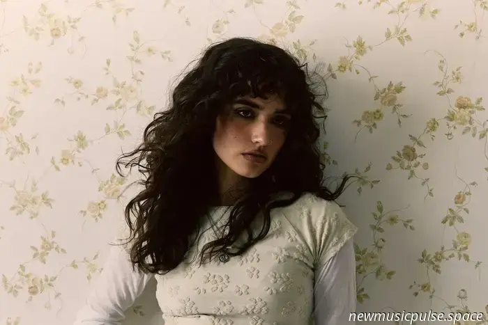 Artista da tenere d'occhio: Asha Banks si abbandona all'istinto in "Rerun", un confessionale meravigliosamente crudo su desiderio, dubbio e lasciar andare - Atwood Magazine