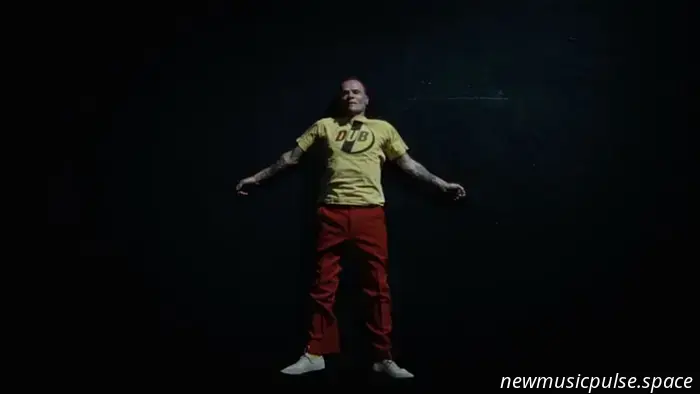 Фли представляет сольный трек «A Plea» — амбициозный призыв к единству