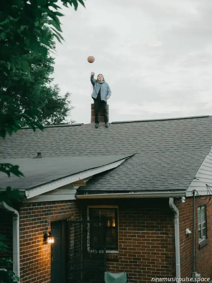 Intervista: Joelton Mayfield si confida su ‘Crowd Pleaser’, una testimonianza della vera amicizia e un'incredibile genesi del doloreIntervista: Joelton Mayfield si confida su ‘Crowd Pleaser’, una testimonianza della vera amicizia e un'incredibile genesi del dolore - Atwood Magazine